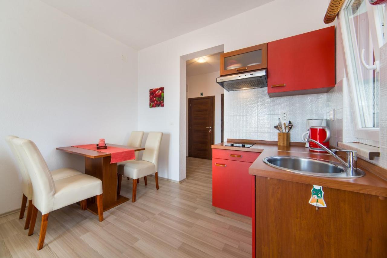 Apartments By The Sea Brist, Makarska - 11078 المظهر الخارجي الصورة