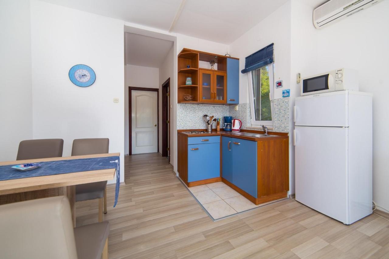 Apartments By The Sea Brist, Makarska - 11078 المظهر الخارجي الصورة