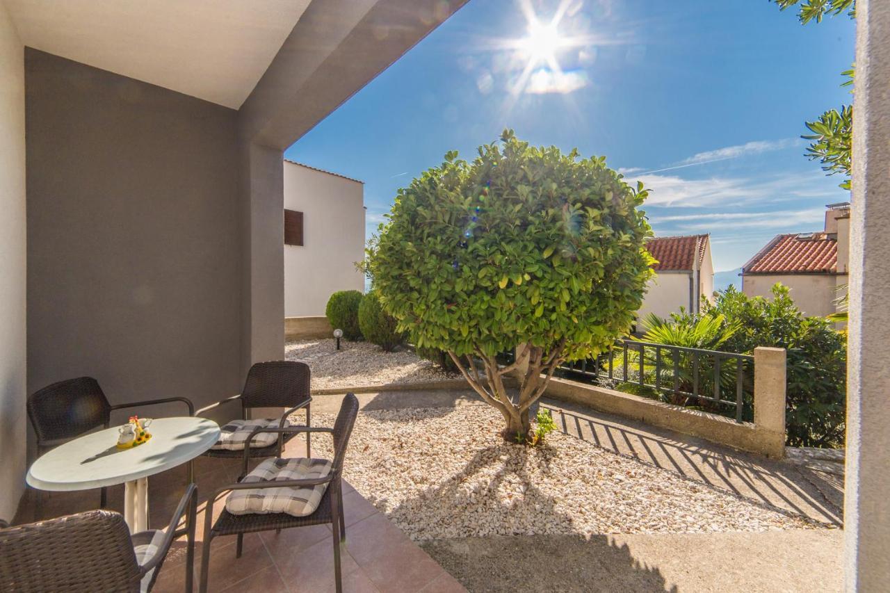 Apartments By The Sea Brist, Makarska - 11078 المظهر الخارجي الصورة