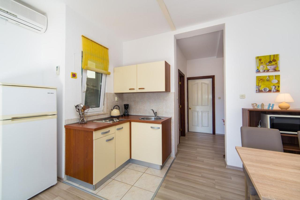 Apartments By The Sea Brist, Makarska - 11078 المظهر الخارجي الصورة