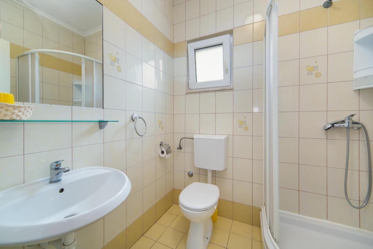 Apartments By The Sea Brist, Makarska - 11078 المظهر الخارجي الصورة