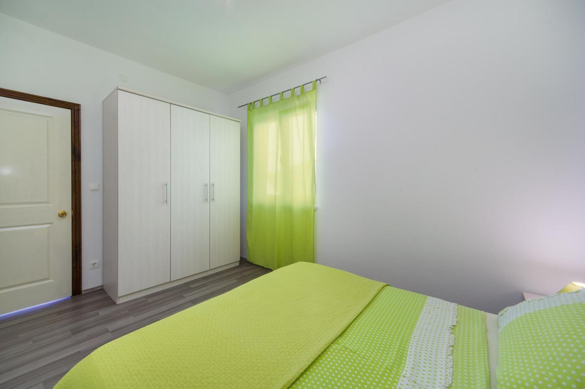 Apartments By The Sea Brist, Makarska - 11078 الغرفة الصورة